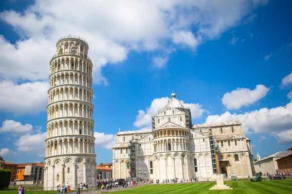 Вид на Пизанскую башню, Италия — стоковое фото