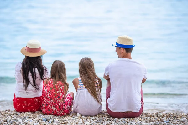 Genç aile tatilde çok eğleniyor.
