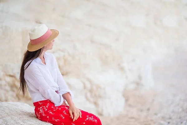 Kobieta leżąca na plaży, ciesząca się wakacjami i patrząca na morze — Zdjęcie stockowe