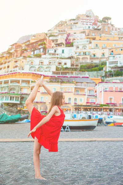 Sıcak ve güneşli bir yaz gününde İtalya 'nın Positano şehrinde sevimli küçük bir kız. — Stok fotoğraf
