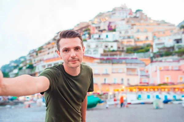 Vacaciones de verano en Italia. Joven en el pueblo de Positano en el fondo, Costa Amalfitana, Italia —  Fotos de Stock