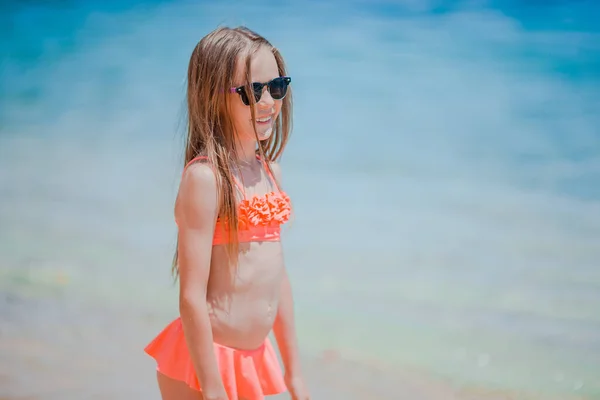 Adorable little girl have fun at tropical beach during vacation — Stock Photo, Image