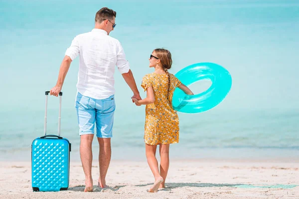 Niña y papá feliz divirtiéndose durante las vacaciones en la playa —  Fotos de Stock