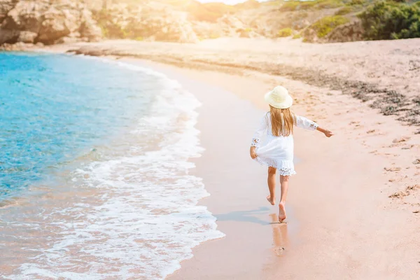 Linda niña en la playa durante las vacaciones caribeñas —  Fotos de Stock