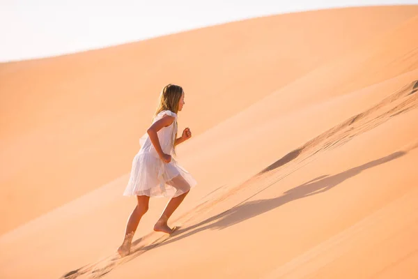 Girl among dunes in desert in United Arab Emirates — Stock Photo, Image