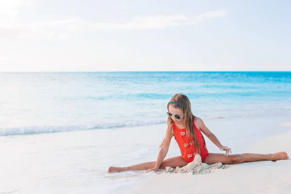 Cute little girl na plaży podczas karaibskich wakacji — Zdjęcie stockowe