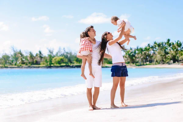 Mladá rodina na dovolené mají spoustu zábavy — Stock fotografie