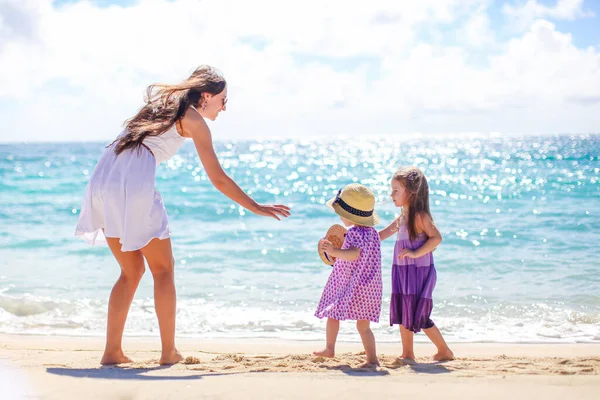 愛らしい女の子と若いです母上の熱帯の白いビーチ — ストック写真