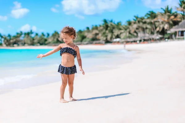 Χαριτωμένο κοριτσάκι στην παραλία κατά τη διάρκεια των διακοπών στην Καραϊβική — Φωτογραφία Αρχείου