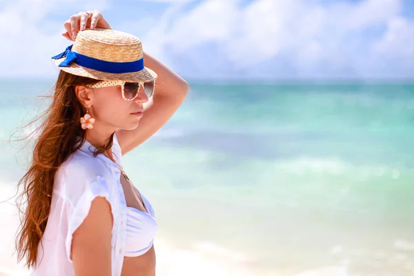 Mujer en la playa disfrutando de vacaciones de verano — Foto de Stock