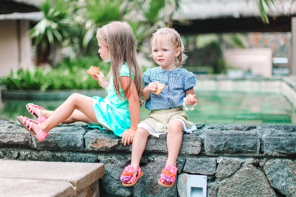 Adorabile bambine in vacanza estiva esotica — Foto Stock