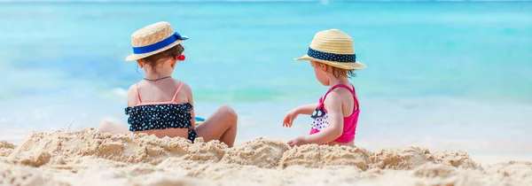 Dwoje dzieci robi zamek z piasku i bawi się na tropikalnej plaży — Zdjęcie stockowe