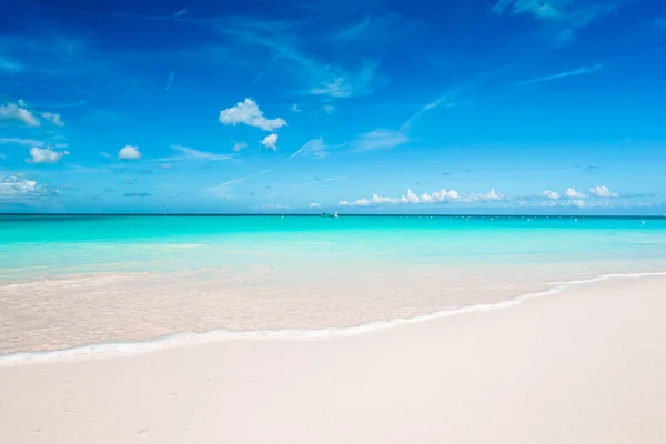 Beyaz kum, turkuaz okyanus suyu ve mavi gökyüzü ile Karayipler 'deki Idyllic tropik plajı — Stok fotoğraf