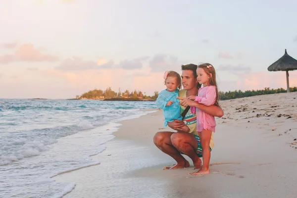 Glad vacker familj på en tropisk strandsemester — Stockfoto