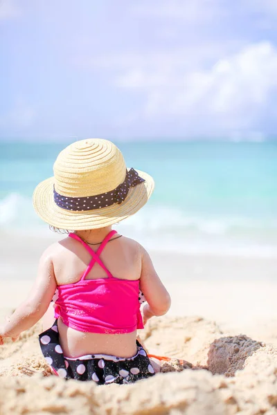 Adorable niña se divierten en la playa tropical durante las vacaciones —  Fotos de Stock