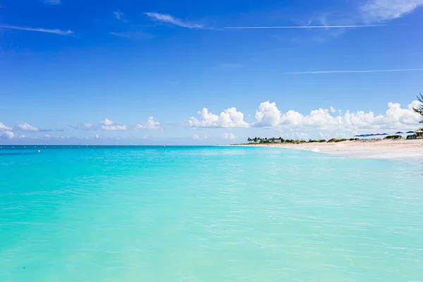 Spiaggia tropicale idilliaca nei Caraibi con sabbia bianca, acqua turchese dell'oceano e cielo blu — Foto Stock