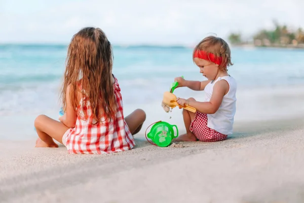 Dos niños haciendo castillo de arena y divirtiéndose en la playa tropical — Foto de Stock