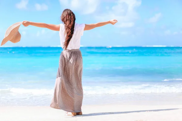 Ung vacker kvinna som har roligt på tropisk kust. Lycklig flicka bakgrund den blå himlen och turkost vatten i havet på karibiska ön — Stockfoto