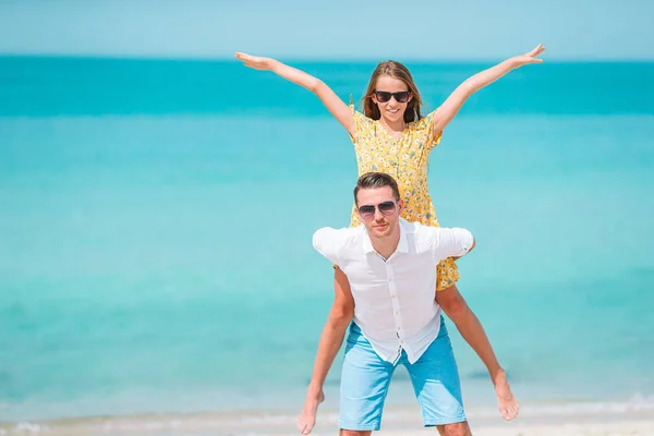 Klein meisje en gelukkig papa hebben plezier tijdens strand vakantie — Stockfoto