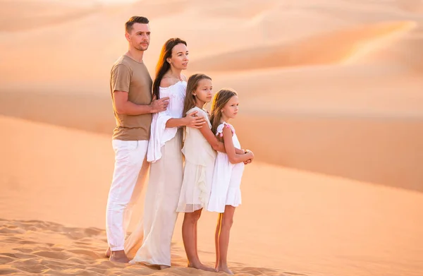 Mensen tussen duinen in de Rub al-Khali woestijn in de Verenigde Arabische Emiraten — Stockfoto