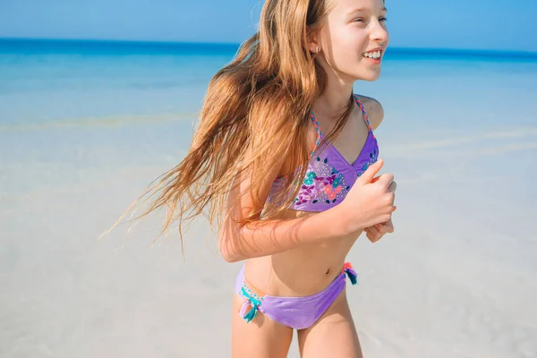 Schattig klein meisje veel plezier op tropisch strand tijdens vakantie — Stockfoto