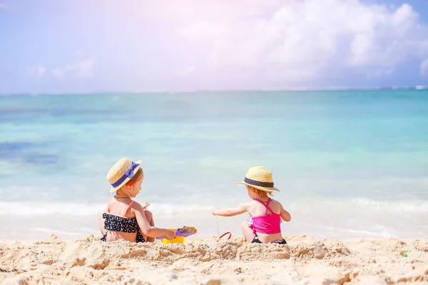 Duas crianças fazendo castelo de areia e se divertindo na praia tropical — Fotografia de Stock