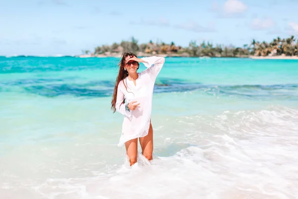 Mujer en la playa disfrutando de vacaciones de verano — Foto de Stock