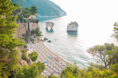 Gargano 'da temiz suyu olan güzel bir sahil.