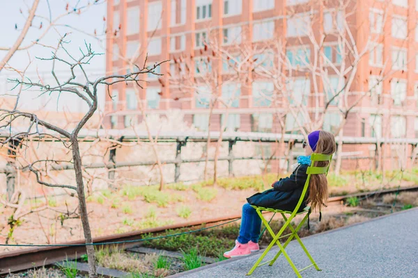 Adorable little girl enjoy sunny day on New Yorks High Line — Stock Photo, Image