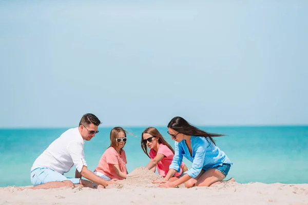 Jonge familie op vakantie hebben veel plezier — Stockfoto