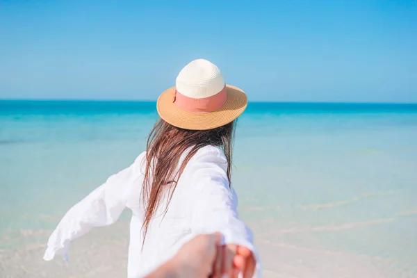 Mujer tendida en la playa disfrutando de vacaciones de verano — Foto de Stock