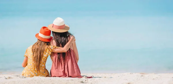 Schöne Mutter und Tochter am Strand — Stockfoto