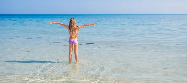 Entzückende kleine Mädchen haben Spaß am tropischen Strand im Urlaub — Stockfoto