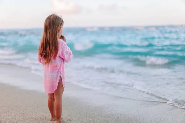 Adorable niña se divierten en la playa tropical durante las vacaciones —  Fotos de Stock