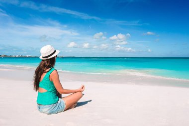 Tropik tatil sırasında yoga pozisyonunda güzel bir kız.