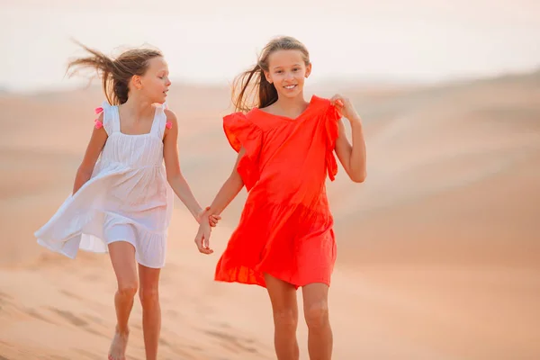 Κορίτσια ανάμεσα σε αμμόλοφους στην έρημο Rub al-Khali στα Ηνωμένα Αραβικά Εμιράτα — Φωτογραφία Αρχείου