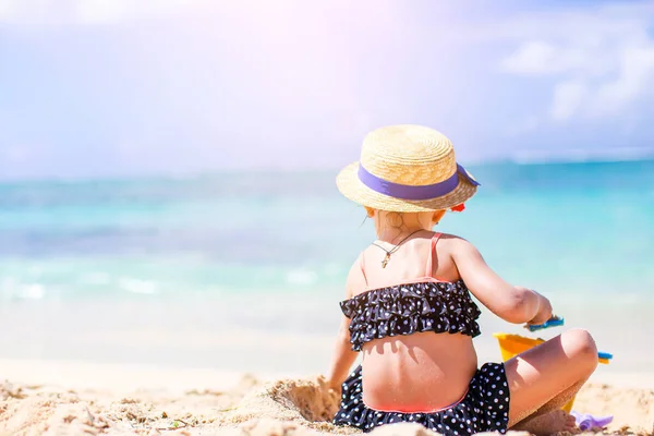 Bambina a tropicale spiaggia bianca rendendo castello di sabbia — Foto Stock