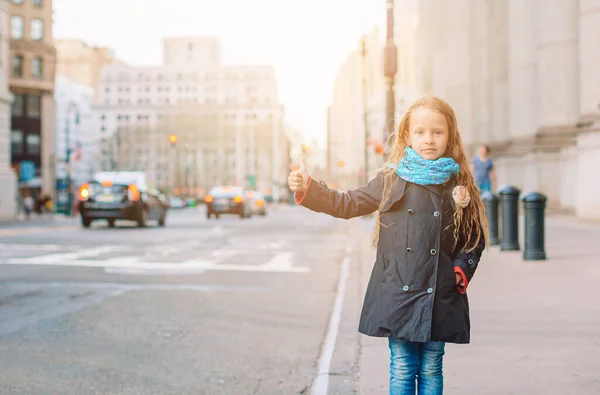Adorable niña en la ciudad de Nueva York — Foto de Stock