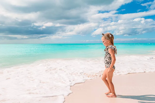 Menina bonito na praia durante as férias caribenhas — Fotografia de Stock