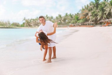 Yaz tatilinde beyaz plajda genç bir çift.