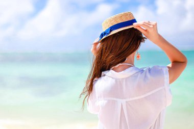 Mutlu kız arka planda mavi gökyüzü ve Karayip adasında denizde turkuaz su