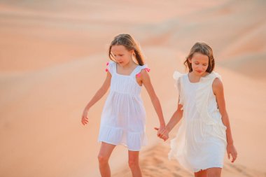 Birleşik Arap Emirlikleri 'nde Rub al-Khali çölündeki kum tepeleri arasında yaşayan kızlar