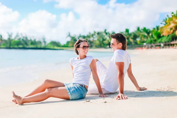 Jovem casal na praia branca durante as férias de verão. — Fotografia de Stock