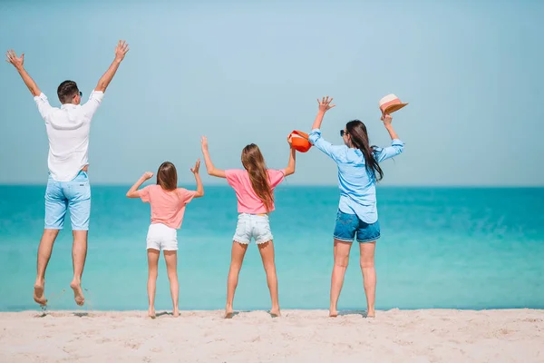 Jonge familie op vakantie hebben veel plezier — Stockfoto