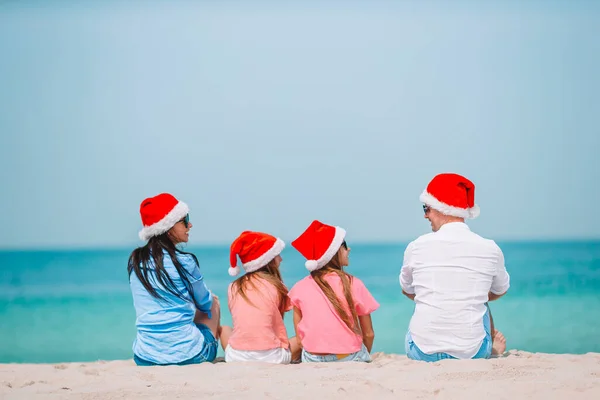 Jonge familie op vakantie hebben veel plezier — Stockfoto