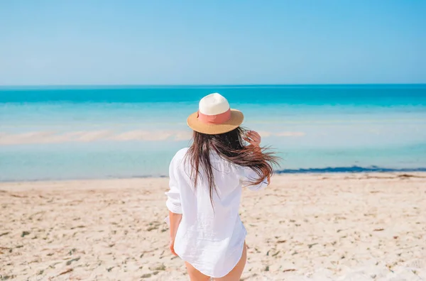 Mujer tendida en la playa disfrutando de vacaciones de verano — Foto de Stock