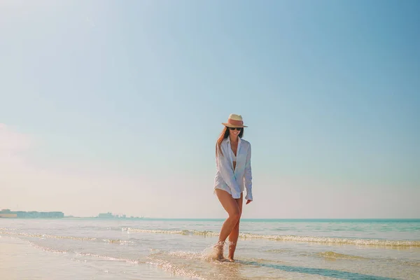 Mujer tendida en la playa disfrutando de vacaciones de verano — Foto de Stock