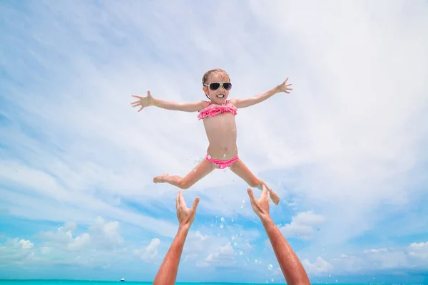 Ragazzina e papà felice si divertono durante le vacanze al mare — Foto Stock