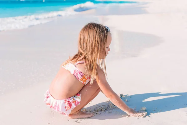 Adorable niña se divierten en la playa tropical durante las vacaciones — Foto de Stock