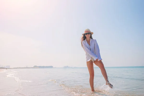 Frau liegt am Strand und genießt Sommerferien — Stockfoto
